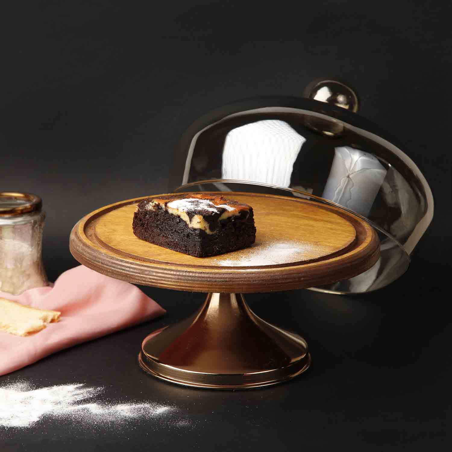 کيک خوری گردويی پايه دار